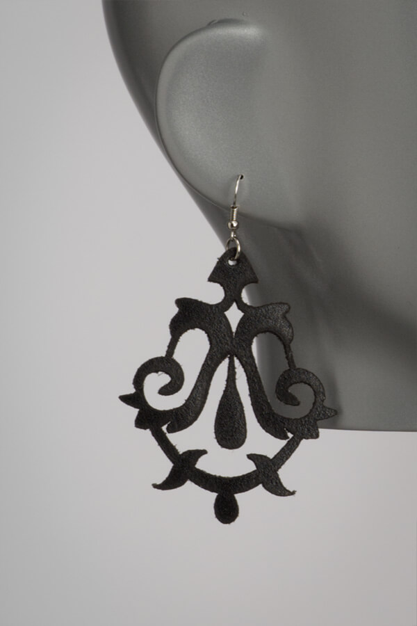VoyeurX leren oorbellen lasercut lilly zwart