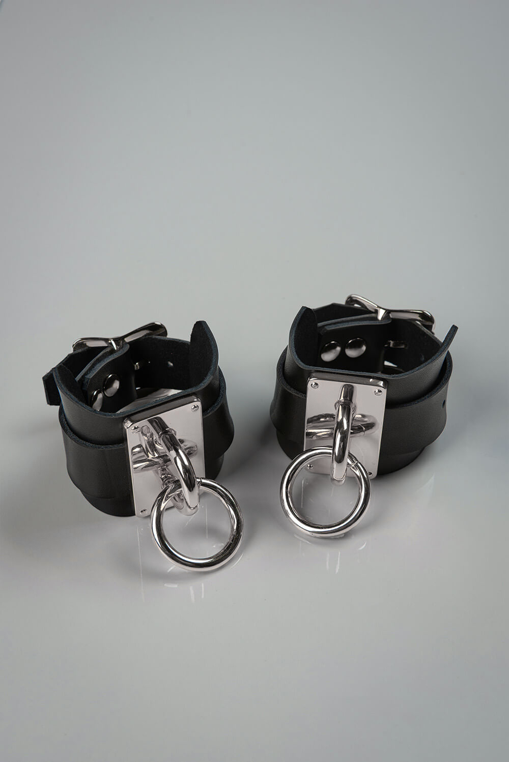 VoyeurX leren handboeien bondage set eternity zwart zilver voorkant