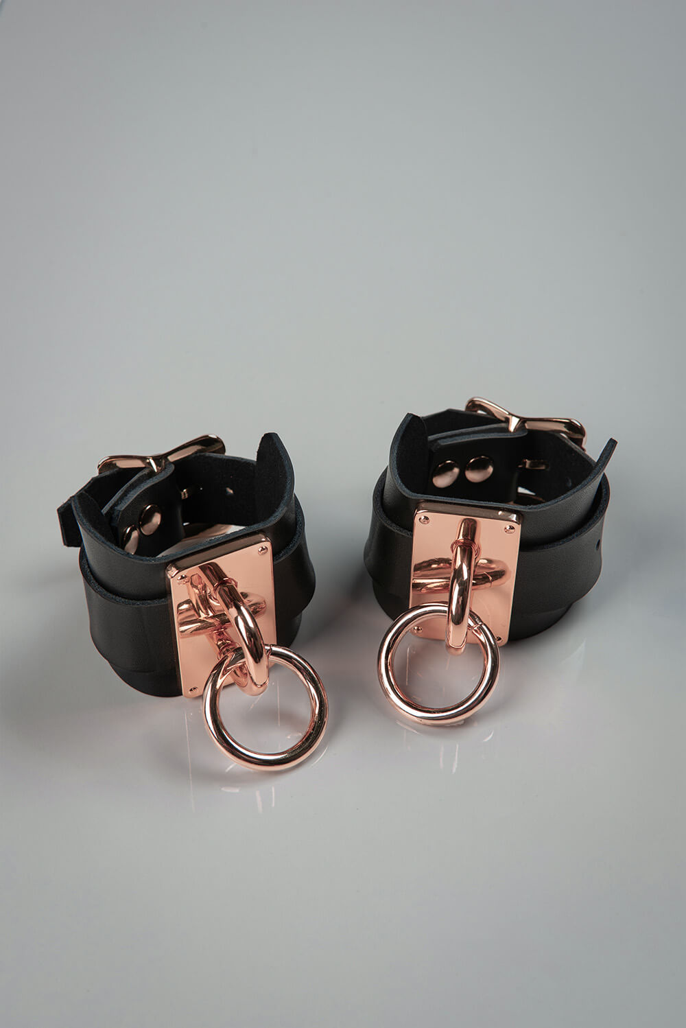 VoyeurX leren handboeien rose goud eternity voorkant